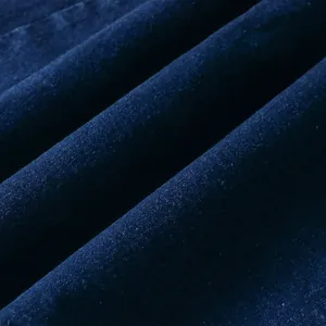 Dettaglio macro del tessuto denim elasticizzato blu scuro con trama a saia diagonale
