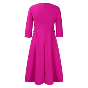 Robe trapèze plissée fuchsia montrant un design élégant dans le dos.