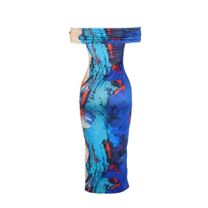 Λεπτομερής άποψη του εξώπλατου bodycon midi φορέματος με αφηρημένο τύπωμα για γυναίκες