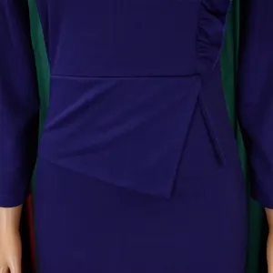 Vue rapprochée d'une robe crayon bleu roi avec taille plissée et tissu texturé