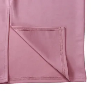 Gros plan de haute qualité montrant la couture de l'ourlet et la texture du tissu rose