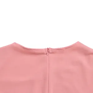 Detailansicht des rosa Bürokleid-Ausschnitts mit einem dezenten Rückenreißverschluss