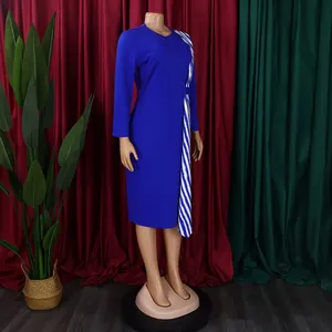 Robe moulante élégante bleue grande taille avec détail écharpe rayée et col rond