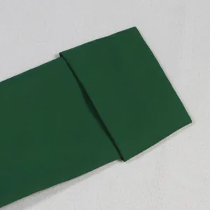 Makro-Detail von dunkelgrünem Stoff an eleganter Weste im europäischen Stil