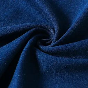 Dettaglio macro del tessuto denim elasticizzato di alta qualità in blu indaco