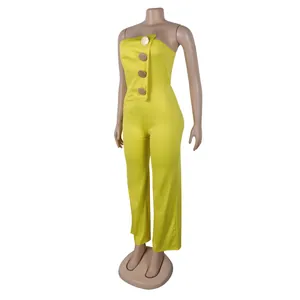 Detailansicht eines gelben trägerlosen Overalls mit weitem Bein und Goldknöpfen.