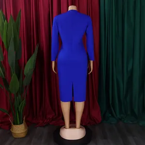 Robe crayon moulante élégante bleu roi à manches longues, vue de dos sur mannequin