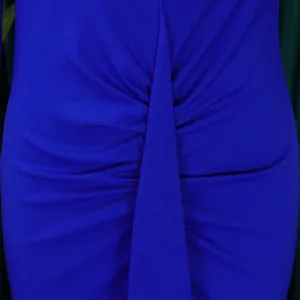 Detailopname van elegant koningsblauw geplooid detail op een kokerjurk
