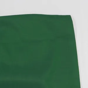 Detailansicht der hochwertigen dunkelgrünen Stofftextur für das modische Westen-Set Zweiteiler
