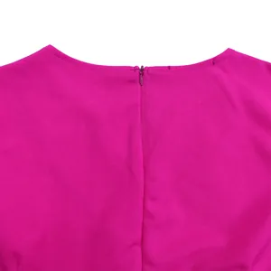 Détail de la fermeture éclair invisible et de l'encolure d'une robe élégante fuchsia