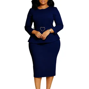 Détail d'une robe péplum bleu marine élégante avec une boucle de ceinture en forme de cœur