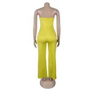 Detailansicht der Rückseite eines gelben trägerlosen Jumpsuits auf einer Puppe