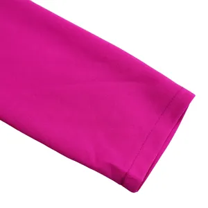 Détail du revers de manche rose fuchsia montrant la texture du tissu et les coutures.