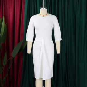 Elegante witte knielange kokerjurk met driekwart mouwen en stijlvolle geplooide taille.