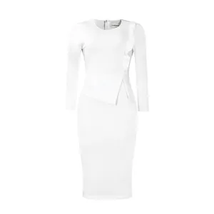 Robe crayon blanche élégante à manches longues avec volants et taille asymétrique.