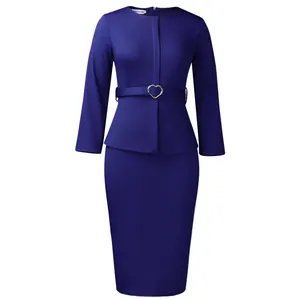 Robe crayon bleu roi élégante avec boucle de ceinture en forme de coeur décorative.