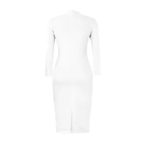Vue arrière d'une élégante robe crayon moulante blanche à manches longues avec fente