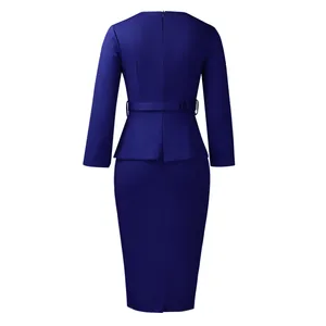 Vue arrière d'une élégante robe crayon OL bleu marine avec basque et ceinture