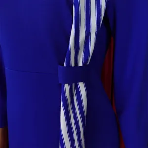 Vue détaillée de la robe africaine bleue grande taille avec taille rayée décorative