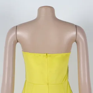 Detaillierte Rückansicht eines gelben trägerlosen elastischen Jumpsuits mit Reißverschluss.