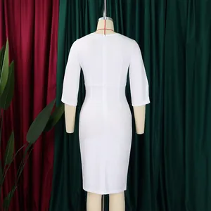 Gedetailleerd achteraanzicht van een elegante witte nauwsluitende midi-jurk met mouwen