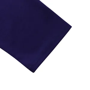 Vue macro détaillée montrant les coutures de qualité sur l'ourlet d'une robe violette