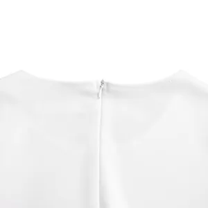 Vue détaillée de la fermeture éclair invisible et de l'encolure sur une robe blanche