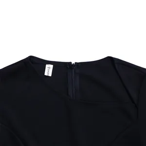 Detailansicht des asymmetrischen Ausschnitts und Reißverschlusses am schwarzen Kleid