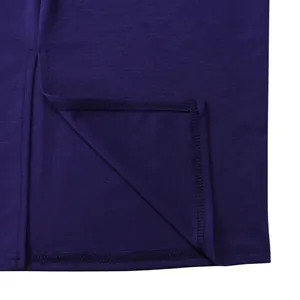 Gros plan détaillé des coutures et de la texture du tissu d'une robe crayon OL violette