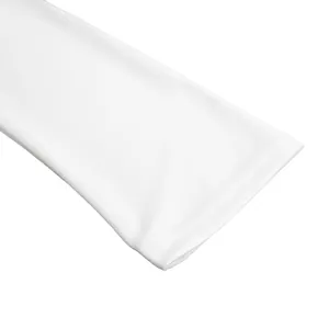 Détail de l'ourlet de la manche avec des coutures soignées sur une robe blanche élégante