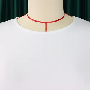 Detailweergave van de witte kokerjurk halslijn met een subtiel rood koord accent