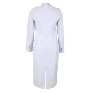 Rückansicht eines eleganten weißen Langarmkleides mit Rüschenkragen und Gehschlitz
