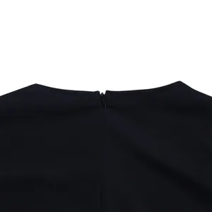 Nahaufnahme des eleganten Rundhalsausschnitts und des verdeckten Rückenreißverschlusses am Kleid