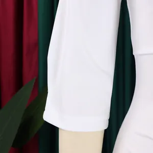 Gedetailleerde close-up van de mouw van een witte elegante jurk met fijne stoftextuur