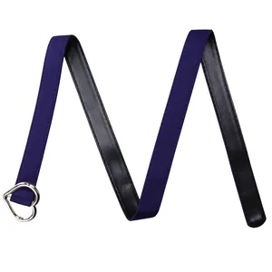 Vue détaillée d'une ceinture réversible violet et noir avec boucle en cœur argentée