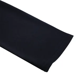 Nahaufnahme des schwarzen Stoffes und der genähten Manschette an diesem Kleidärmel