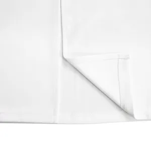 Gros plan détaillé de l'ourlet et des coutures d'une robe crayon blanche ajustée