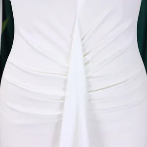Detailopname van elegante witte gerimpelde stof op een stijlvolle bodycon kokerjurk.
