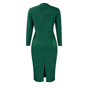 Vue arrière d'une élégante robe crayon moulante vert foncé à manches longues et zip