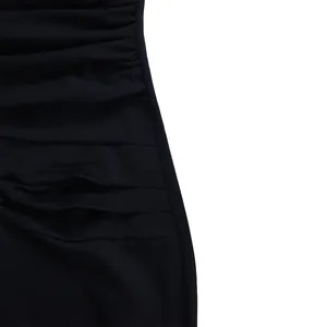 Detailansicht der eleganten, plissierten Raffung an einem schwarzen Bürokleid