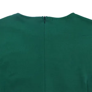 Vue détaillée de la fermeture éclair invisible au dos d'une robe crayon verte élégante.