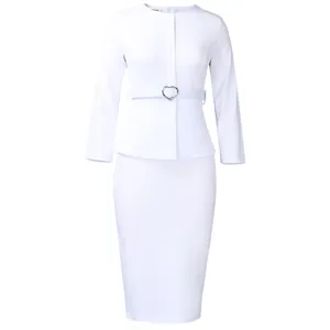 Vue détaillée de la robe crayon OL blanche à manches longues avec ceinture à cœur.