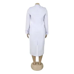 Elegantes weißes langärmeliges Midikleid mit gerafftem Stehkragen und Gehschlitz hinten