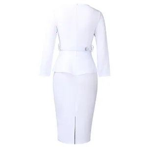 Vue arrière de la robe crayon blanche élégante avec basque et ceinture