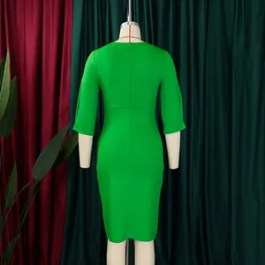 Groene aansluitende kokerjurk achteraanzicht op mannequin met ritsdetail en slanke pasvorm