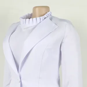 Detail eines weißen Blazersets mit Rüschenkragen und elegantem Reversdesign.