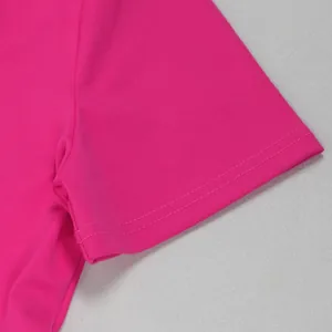 Vista dettagliata delle cuciture di alta qualità sulla manica di una tuta fucsia