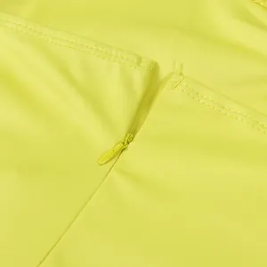 Nahaufnahme eines hochwertigen verdeckten Reißverschlusses am neongelben Jumpsuit