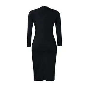 Vue arrière d'une robe crayon moulante noire à manches longues et coupe ajustée