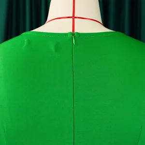 Detailopname van de hoogwaardige onzichtbare rits op een groene elegante kokerjurk